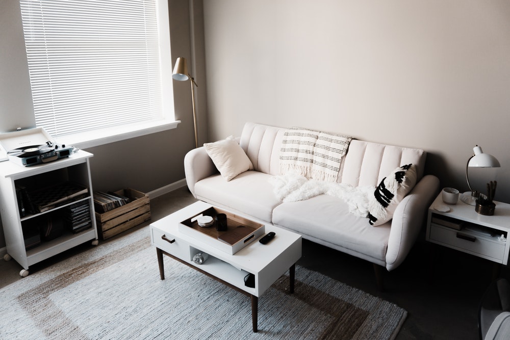 living room with white sofa and coffee table