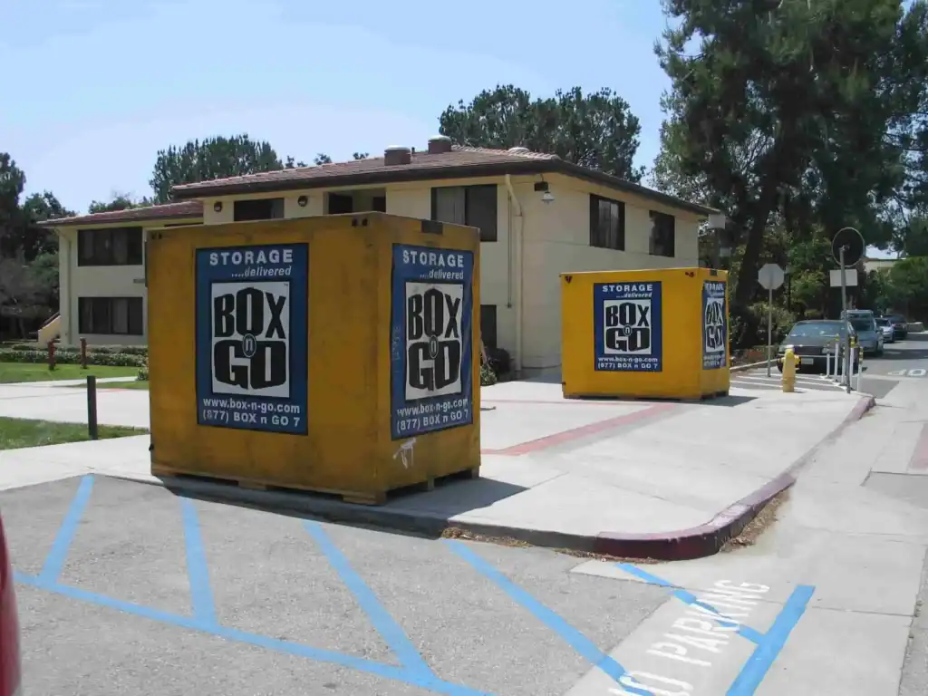 Portable storage units in Reseda from Box-n-Go provide convenient, secure, and flexible storage solutions. The yellow storage containers are placed outside an apartment complex, offering easy access for individuals needing extra space. Ideal for moving or long-term storage needs in the Reseda area.
